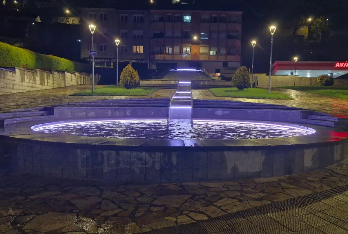 Villablino recupera la histórica fuente de su entrada tras más de 20 años sin funcionar