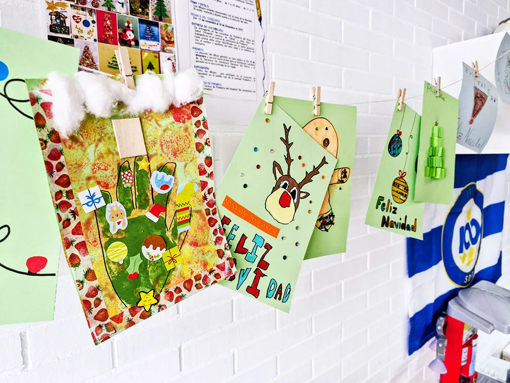 El hospital recibe las tarjetas navideñas elaboradas por el alumnado del CEE Bergidum