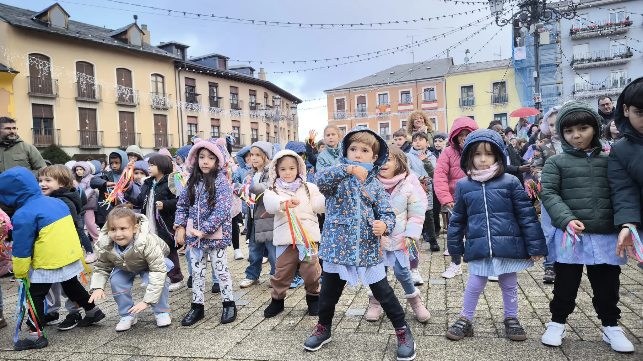 Más de 800 personas desafían la lluvia y bailan por la inclusión en Ponferrada en el Día de las Personas con Discapacidad