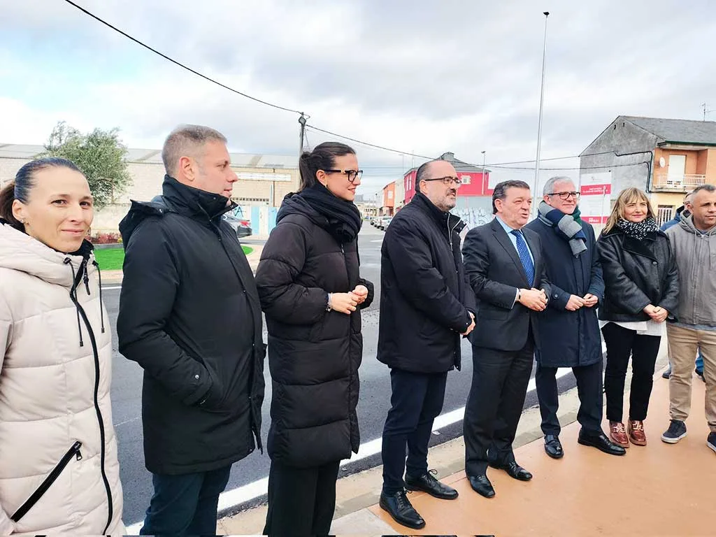 Visita del Consejero de Presidencia de la Junta para inaugurar la nueva rotonda de acceso a Toral de Merayo desde Flores del Sil