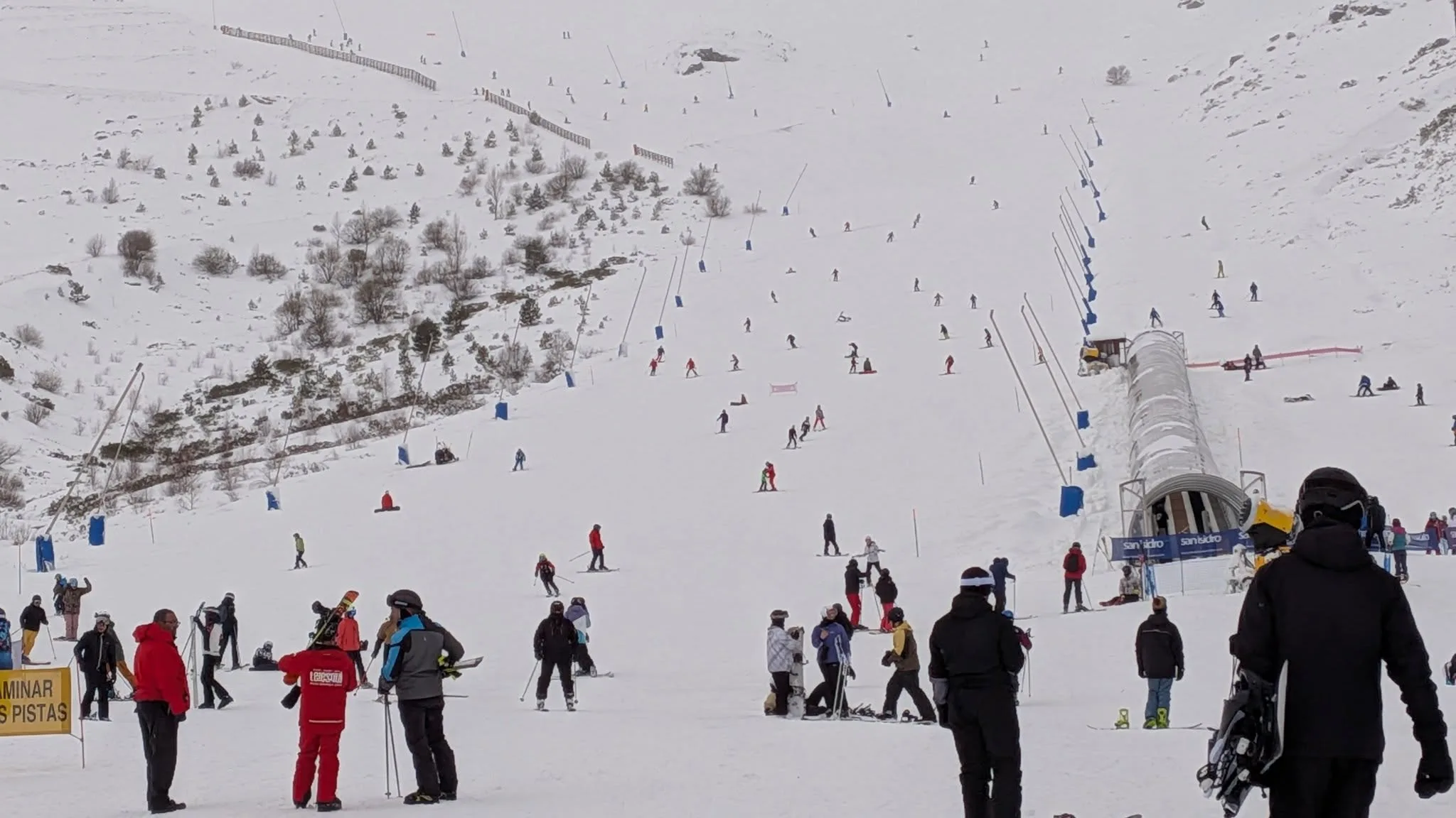 Las estaciones de San Isidro y Valle Laciana-Leitariegos cierran la semana de Navidad con más de 13.300 esquiadores