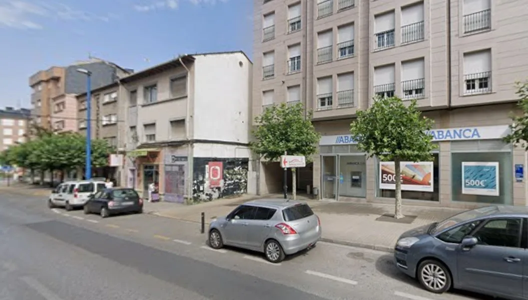 Atraca a punta de pistola una sucursal bancaria del barrio de Flores del Sil llevándose un botín de 3.000 euros