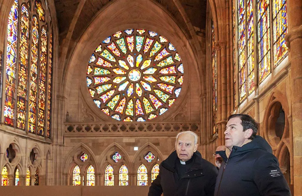 Mañueco anuncia una inversión de 11 millones de euros para la restauración integral del pórtico occidental y las vidrieras de la Catedral de León