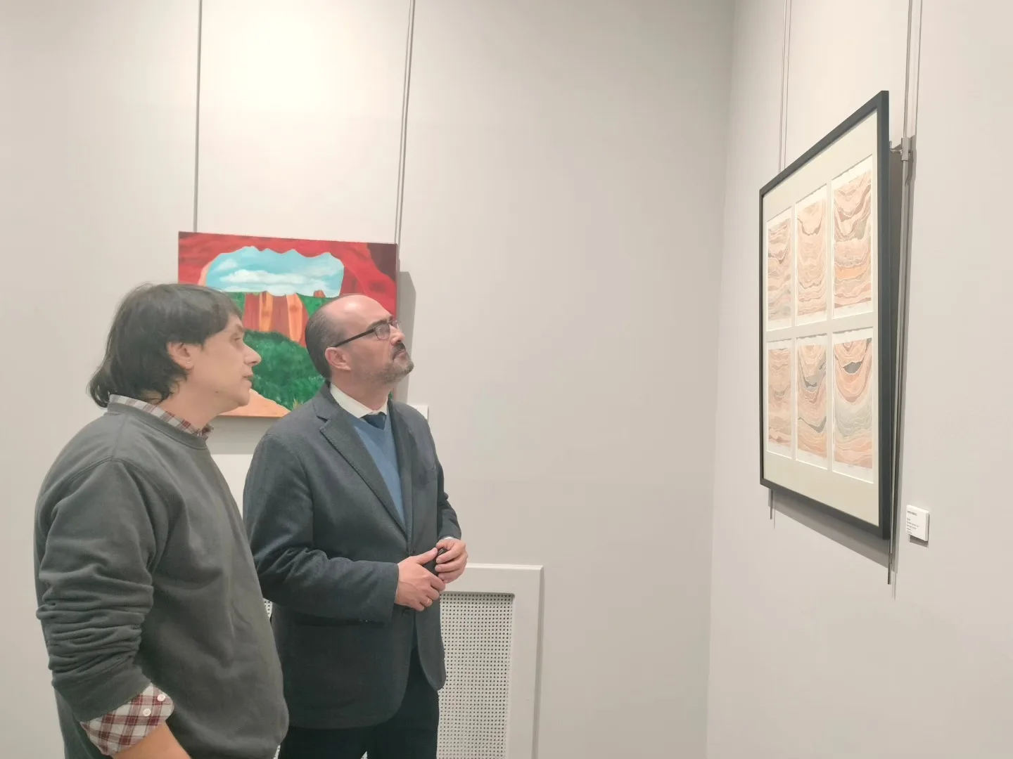 Los pintores del Bierzo rinden homenaje a Las Médulas en su exposición navideña tras el incendio de agosto