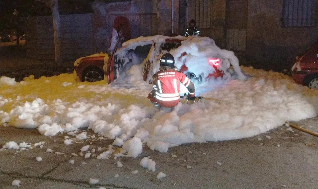 Compleja extinción por las continuas reigniciones tras el incendio de un vehículo eléctrico