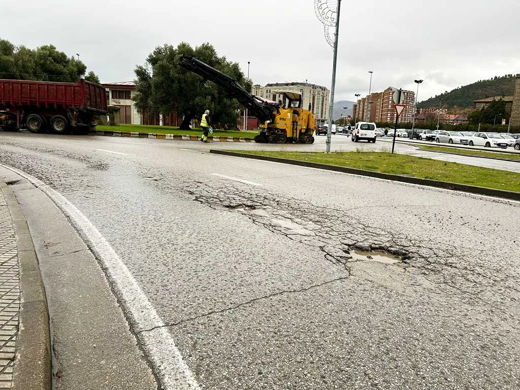 Arrancan las obras de reparación del asfalto en la rotonda de avenida de La Libertad con la de Los Escritores