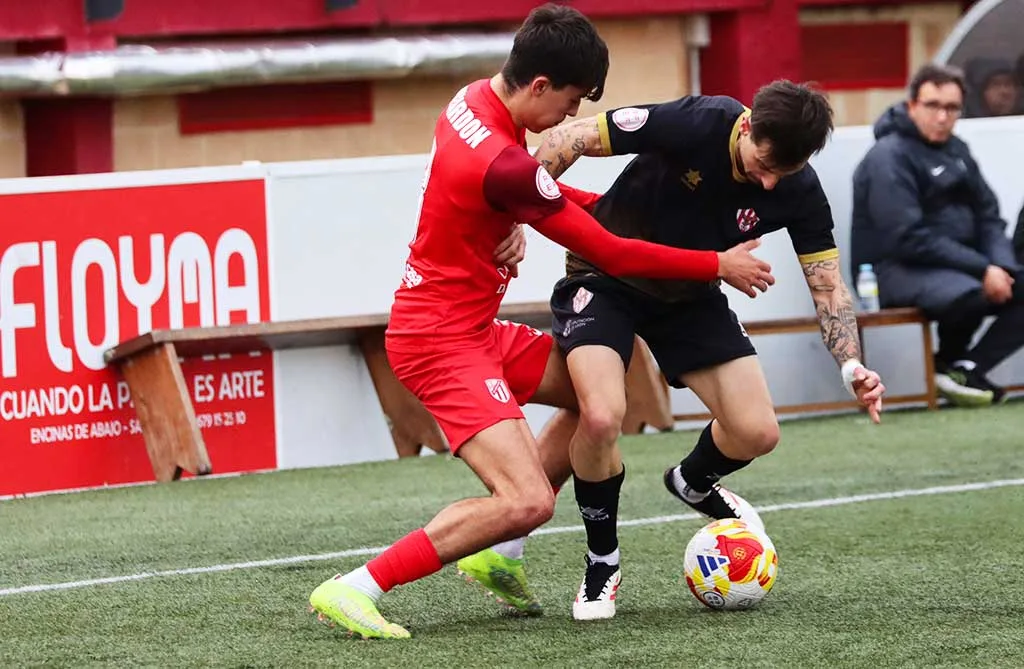 Dos errores en defensa y un penalti fallado condenan al Atlético Bembibre en su visita a la UD Santa Marta (2-0)