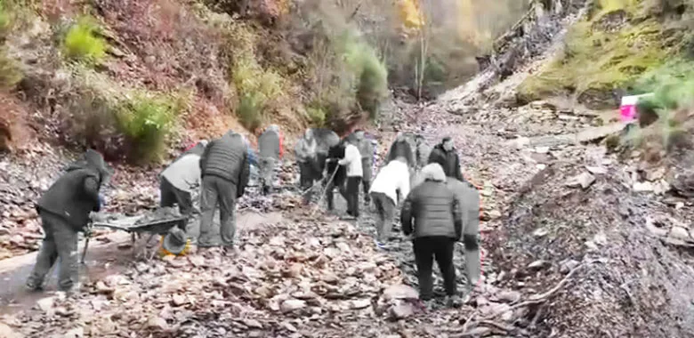 Vecinos de Peñalba de Santiago actúan por su cuenta ante el aislamiento prolongado del pueblo y la “falta de respuesta” de las administraciones