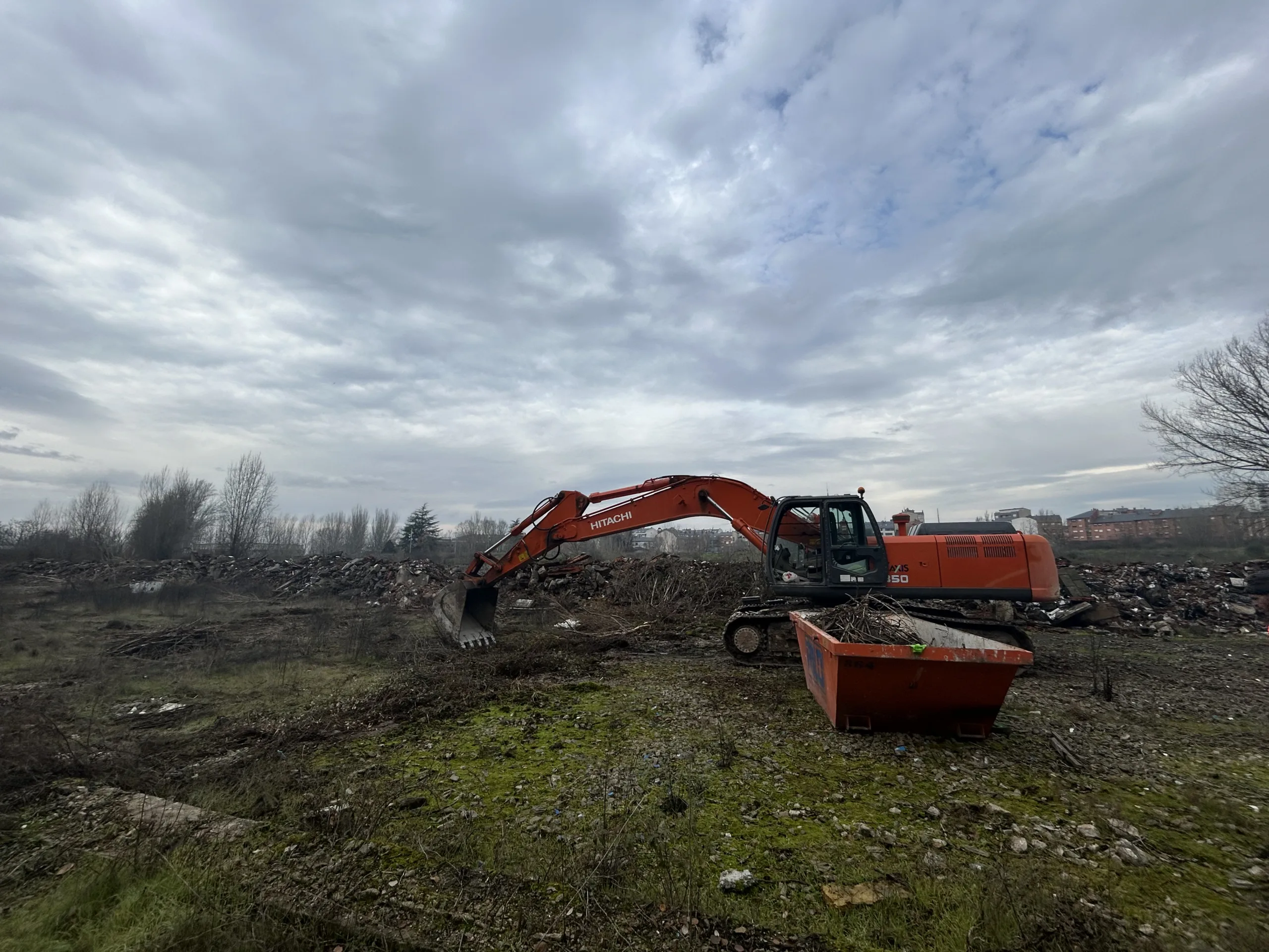 El Ayuntamiento inicia la limpieza del mayor vertedero ilegal de escombros de Ponferrada sin coste para las arcas municipales