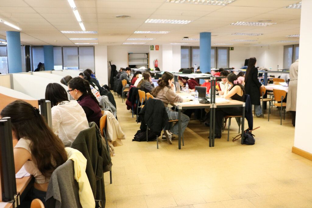 Estudiantes en una sala de estudio durante el periodo de exámenes en la Universidad de León