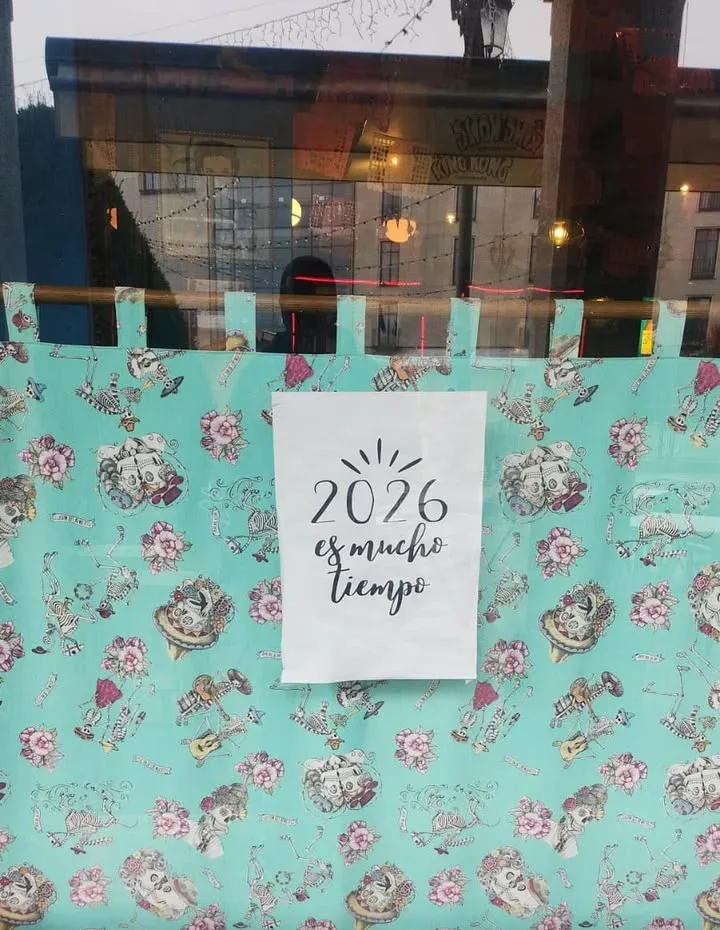 Cartel que dice 2026 es mucho tiempo en un fondo decorativo