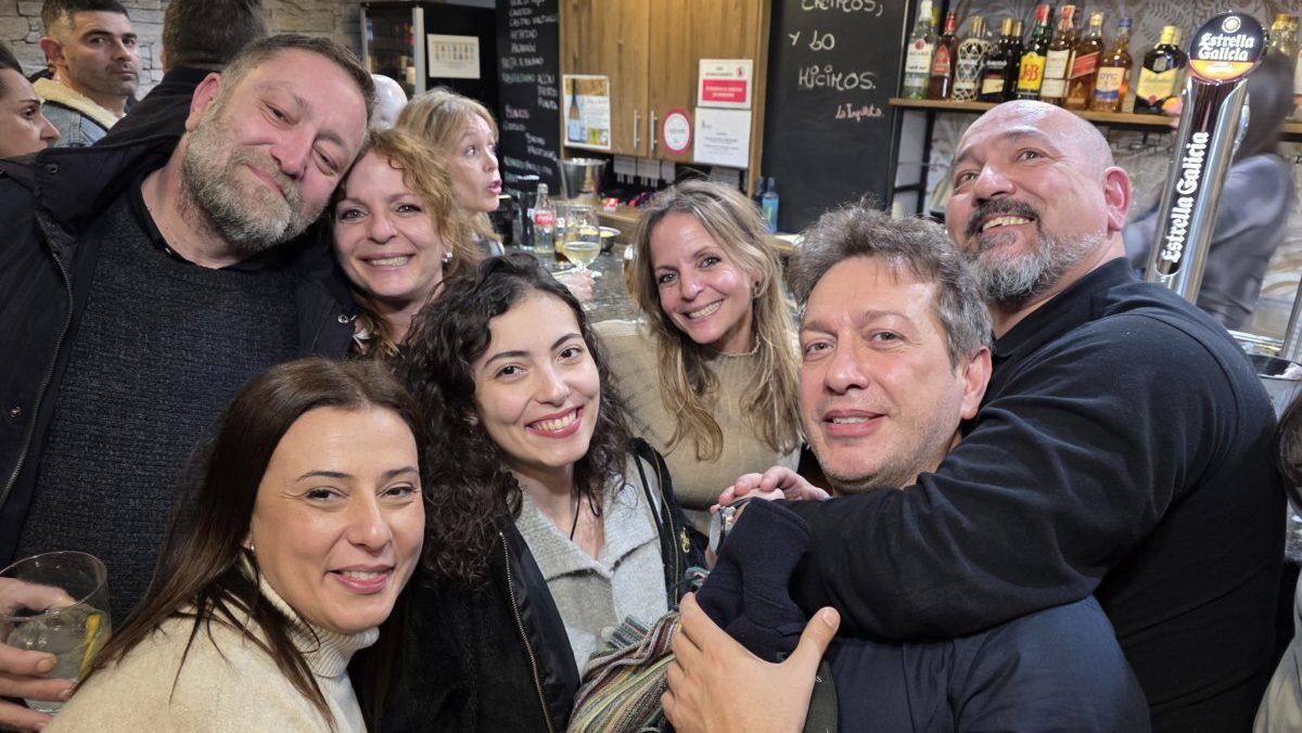 Grupo de personas sonriendo en la inauguración del bar La Inquieta