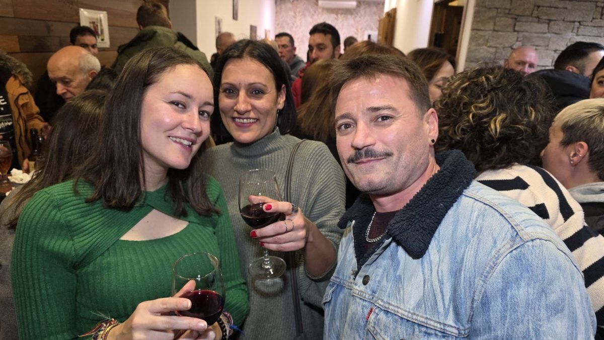 Grupo de personas celebrando en la inauguración del bar La Inquieta