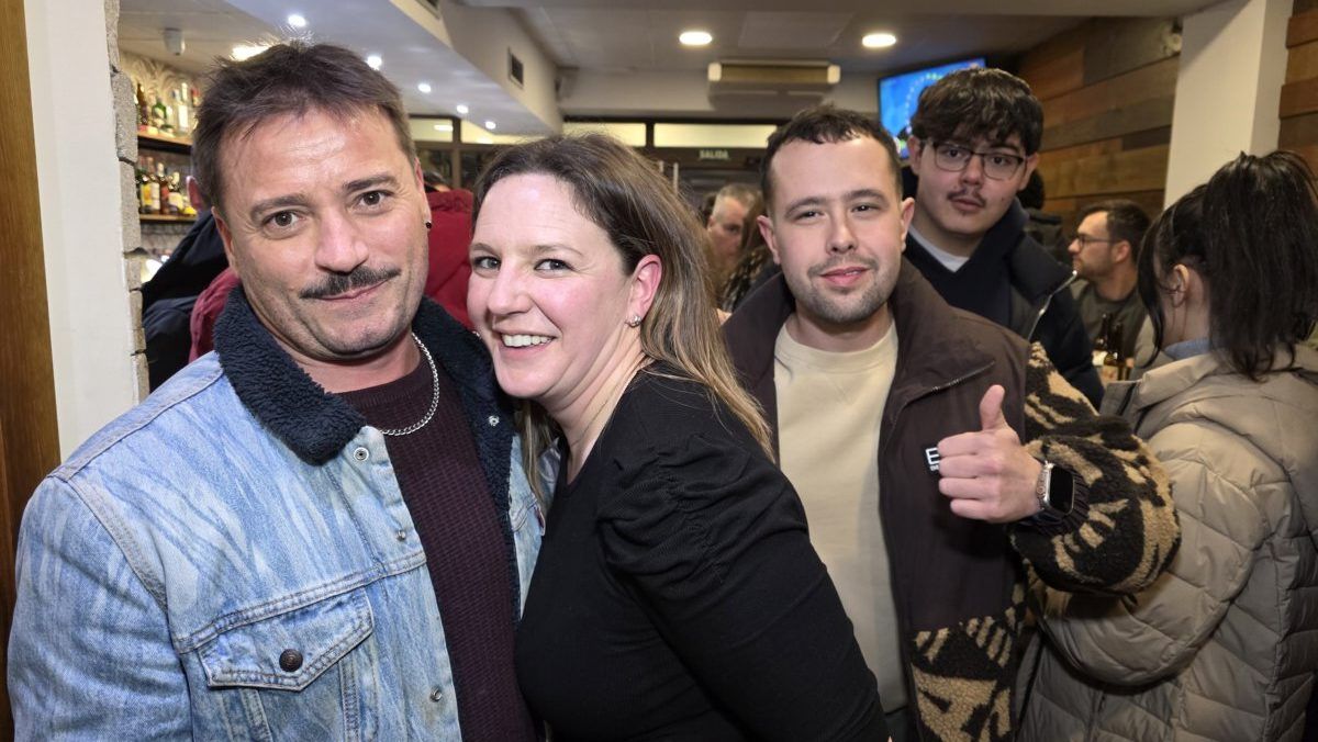 Personas sonriendo durante la inauguración del bar La Inquieta en Ponferrada