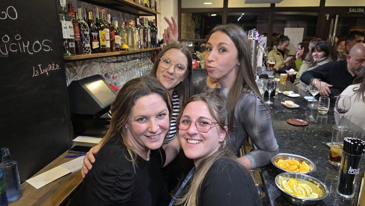 Grupo de amigas sonriendo en la inauguración del bar La Inquieta
