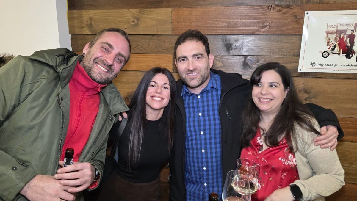 Grupo de personas celebrando la inauguración del bar La Inquieta en Ponferrada