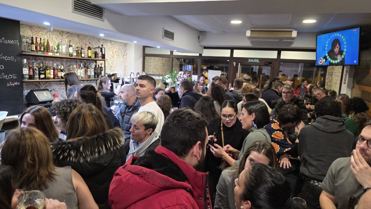 Inauguración del bar La Inquieta con un gran ambiente y asistentes.
