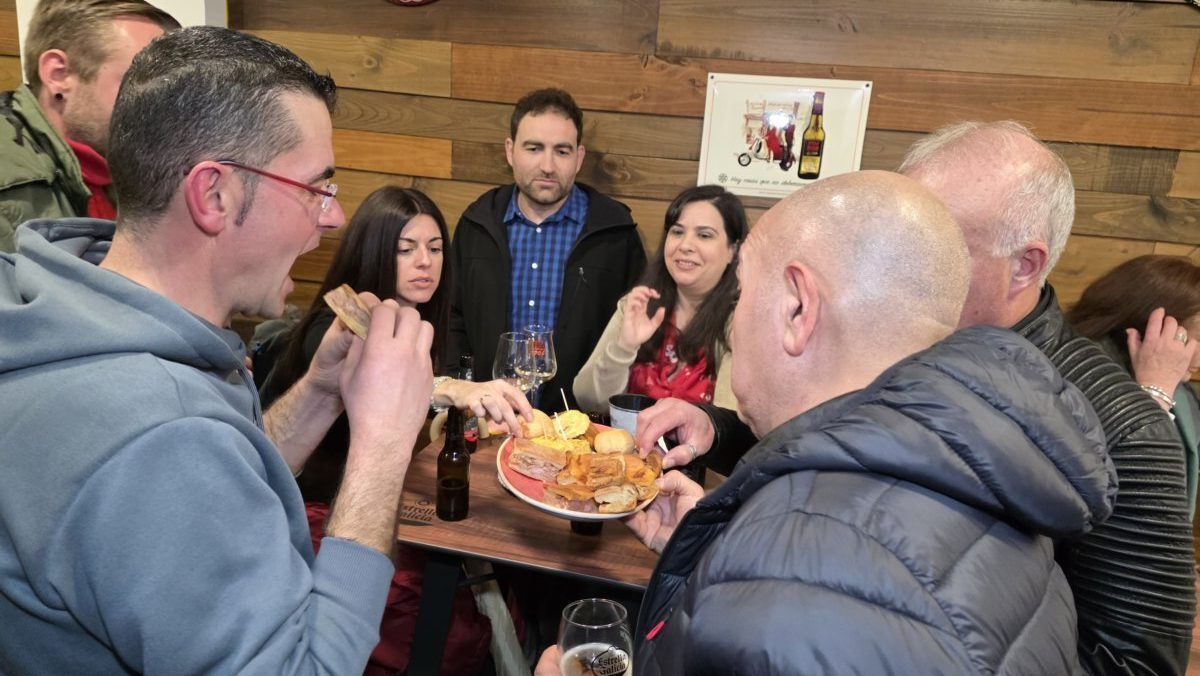Personas disfrutando de la inauguración del bar La Inquieta en Ponferrada