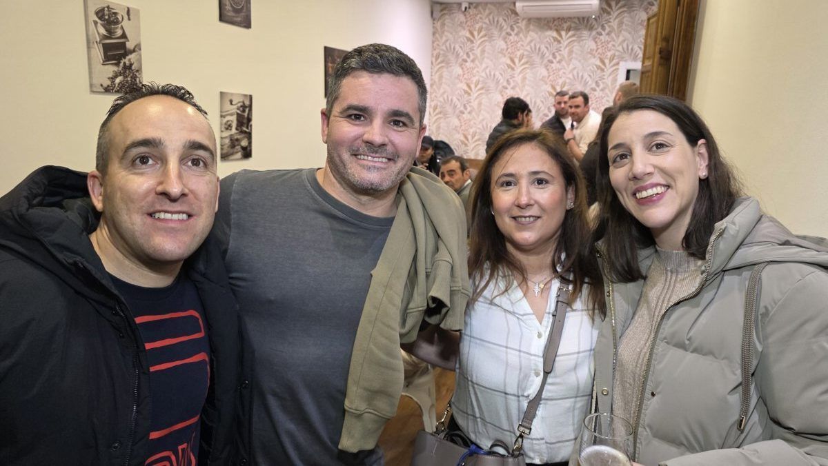 Grupo de personas sonriendo en la inauguración del bar La Inquieta en Ponferrada