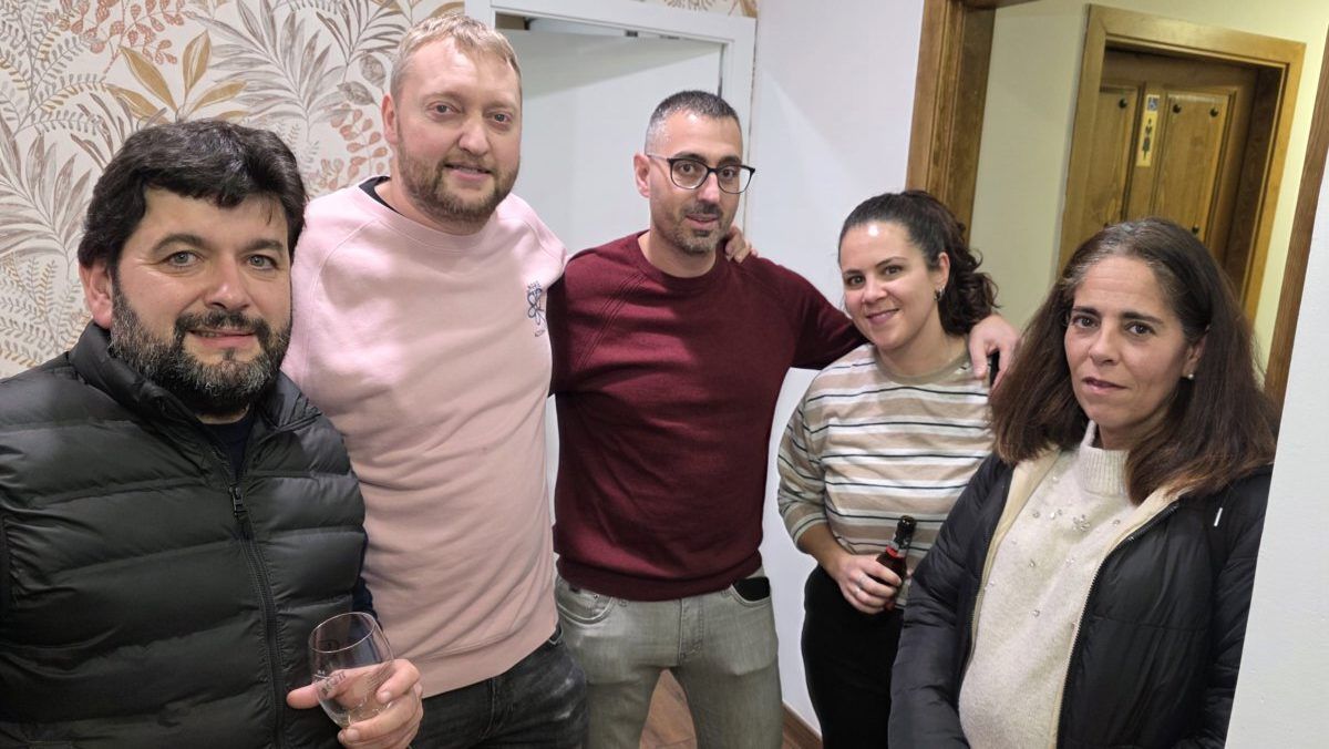 Grupo de personas en la inauguración del bar La Inquieta en Ponferrada
