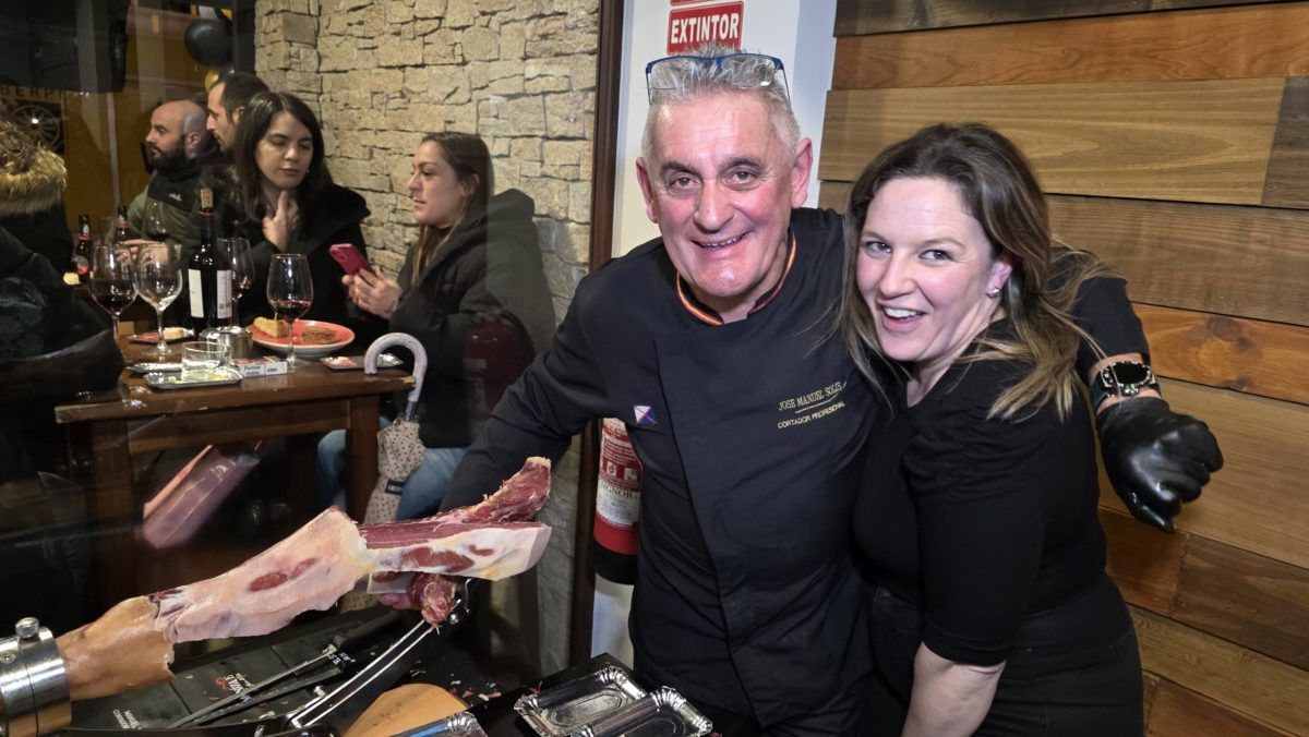 Inauguración del bar La Inquieta con cortador de jamón y asistentes