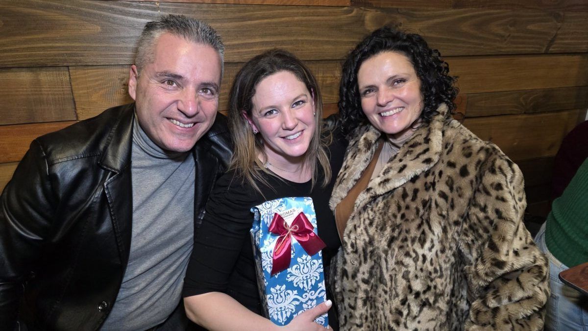 Tres personas sonrientes en la inauguración del bar La Inquieta