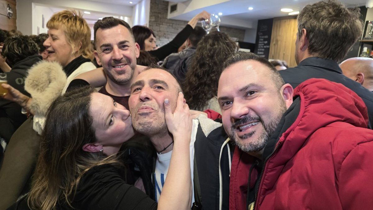 Grupo de personas celebrando en la inauguración del bar La Inquieta en Ponferrada