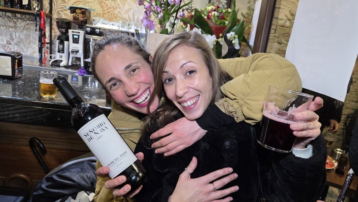 Dos mujeres sonrientes celebrando en la inauguración del bar La Inquieta