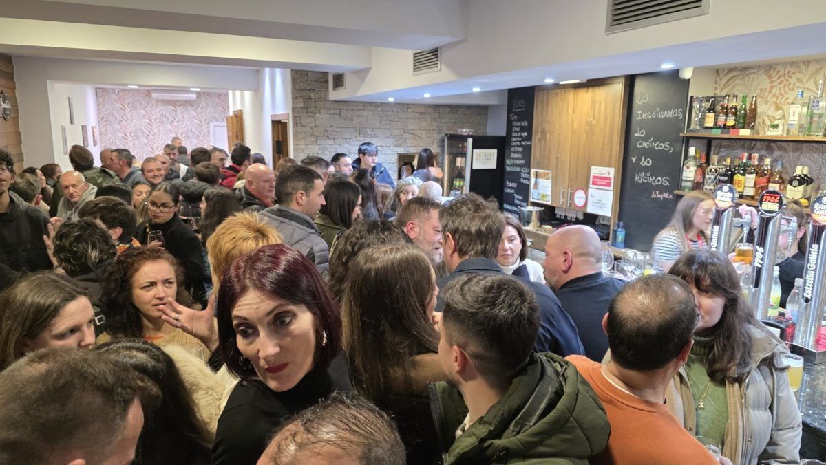Inauguración del bar La Inquieta con gran afluencia de público en Ponferrada