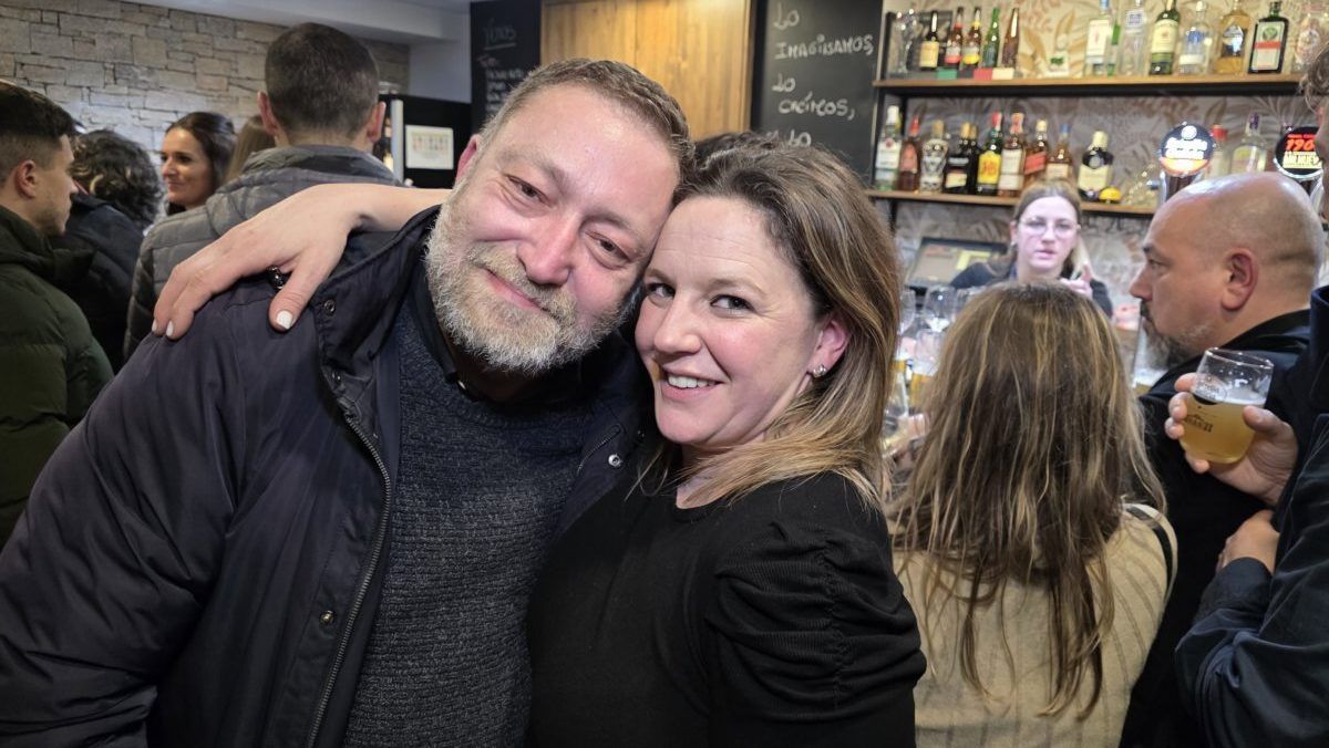 Inauguración del bar La Inquieta con asistentes sonriendo y disfrutando.
