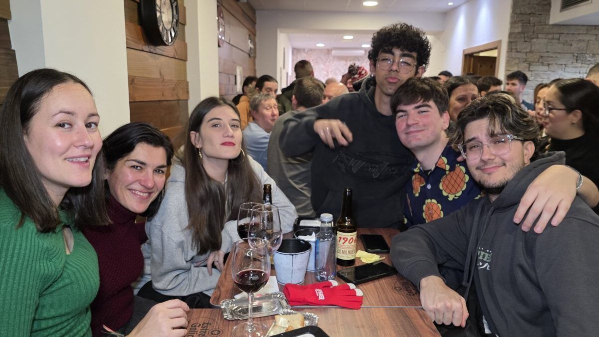 Grupo de amigos disfrutando en la inauguración del bar La Inquieta en Ponferrada