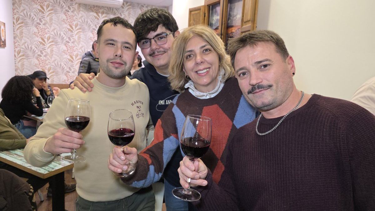 Grupo de personas celebrando en la inauguración del bar La Inquieta en Ponferrada