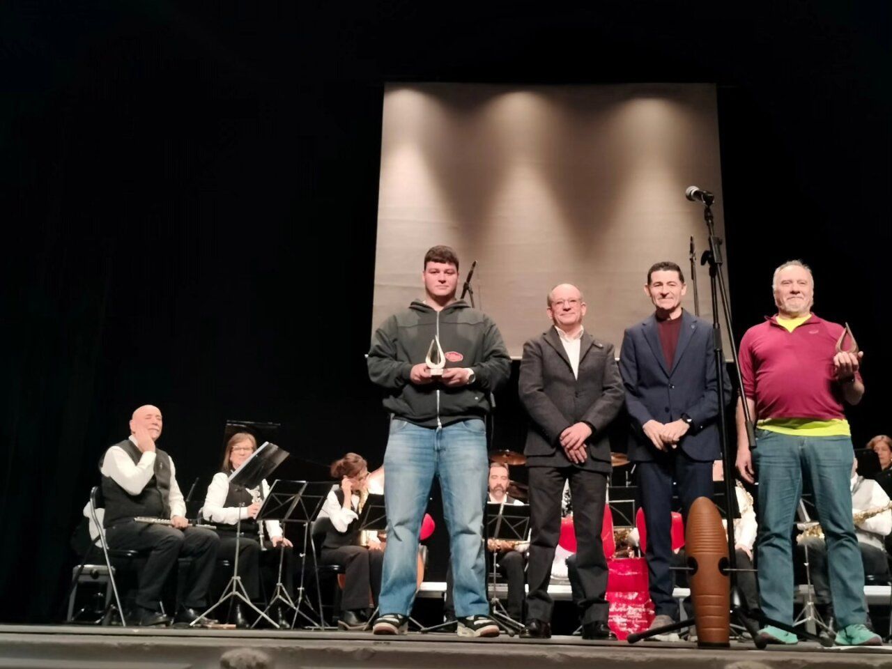 Homenaje a donantes de sangre en Ponferrada con varios oradores en el escenario