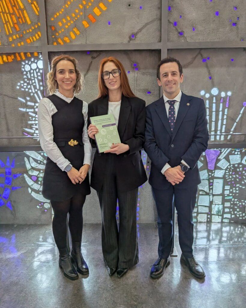 Ana González Castro recibiendo su doctorado con un estudio sobre caídas en mayores.