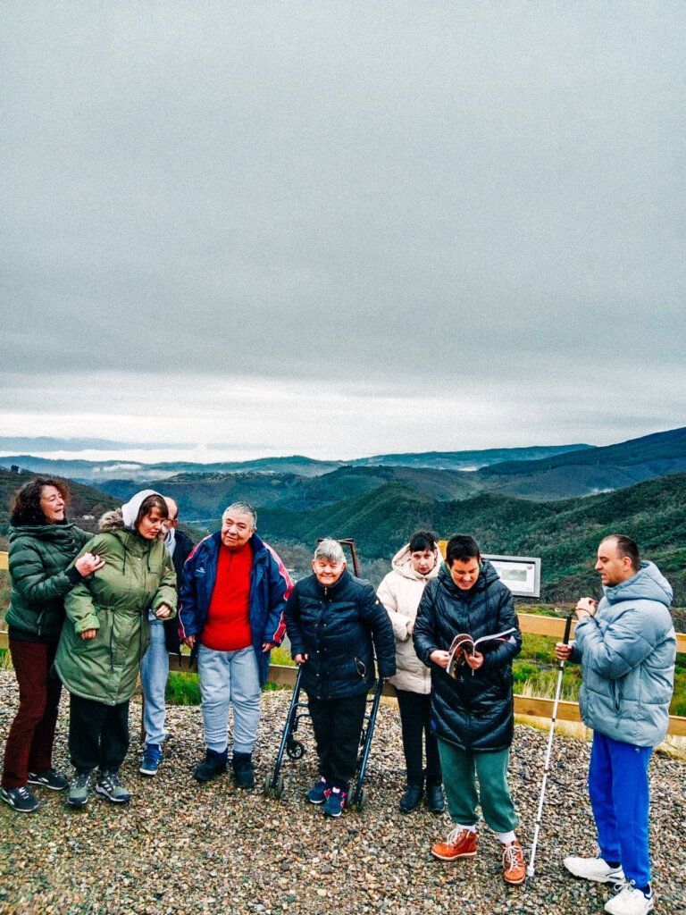 Grupo de personas disfrutando del paisaje en Asprona Bierzo