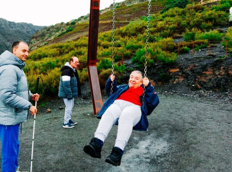 Personas disfrutando del columpio en Librán, Asprona Bierzo.