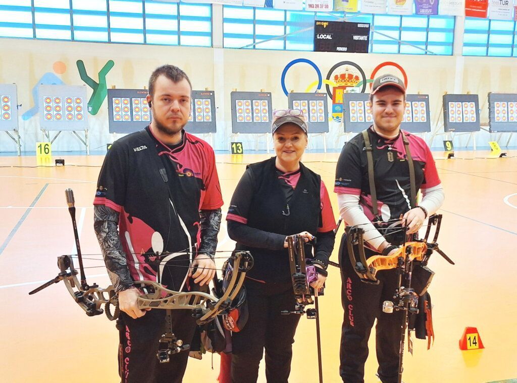 Beatriz, Alejandro y Héctor en el campeonato de tiro con arco
