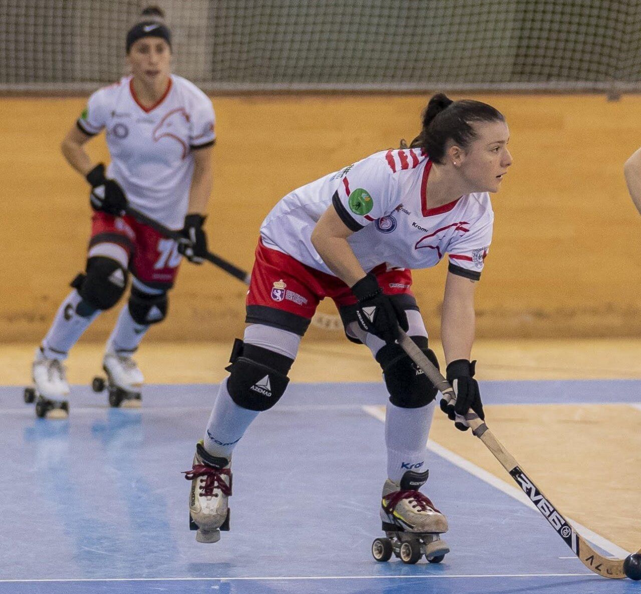 Jugadoras del Bembibre H.C. en acción durante un partido de hockey sobre patines