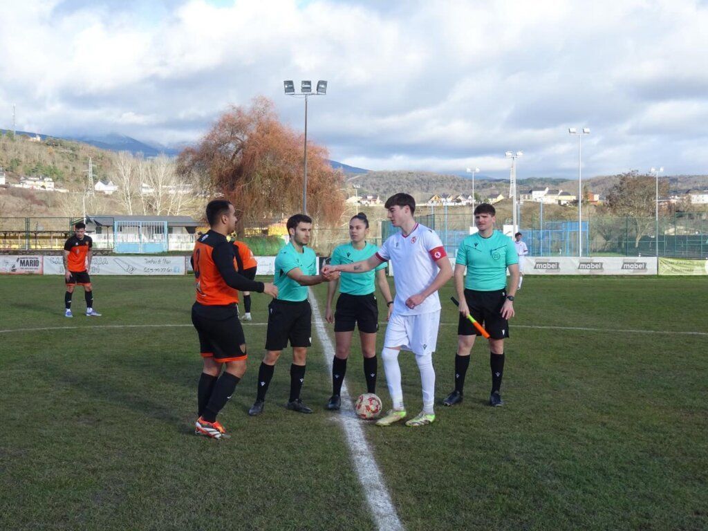 Jugadores del CD Toreno y Cultural Leonesa en el campo de fútbol