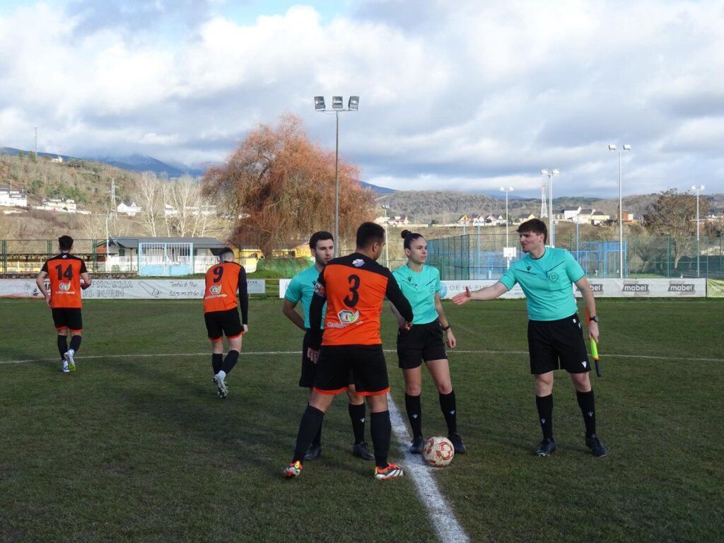 Jugadores del CD Toreno y árbitros en el campo de fútbol El Campón