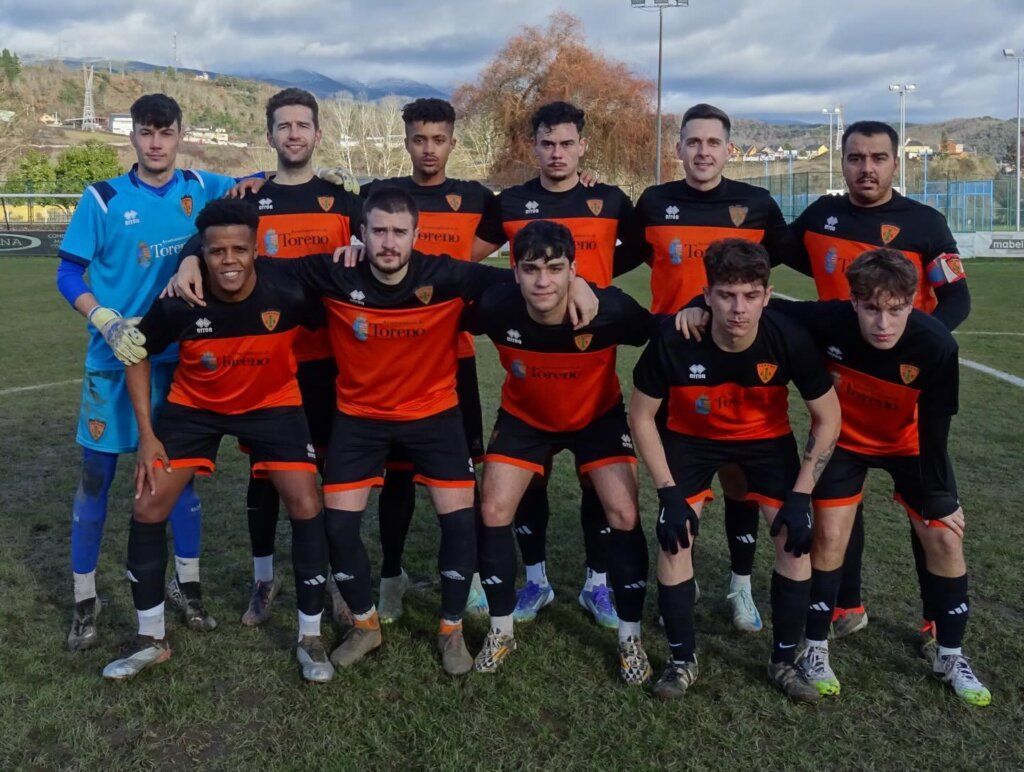 Equipo del Club Deportivo Toreno posando en el campo de fútbol