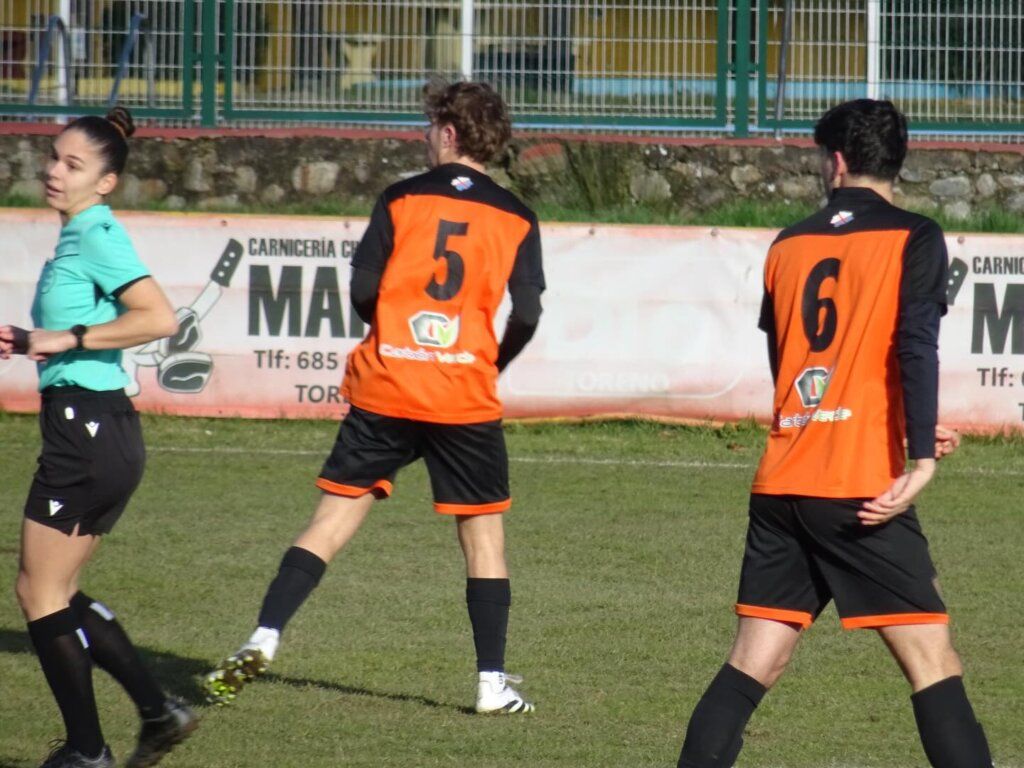 Jugadores del CD Toreno en el campo de fútbol El Campón durante un partido