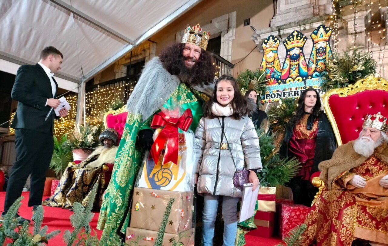 FOTOS | La Cabalgata de Reyes llena Ponferrada de ilusión, música y caramelos