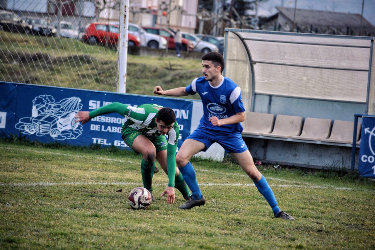 Jugadores del Cacabelense y Unión Valdornesa en un partido de fútbol