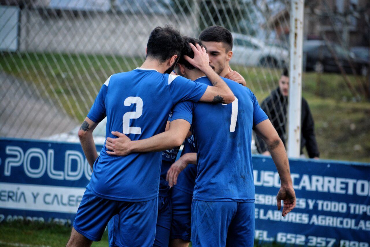 Jugadores del Cacabelense celebrando un gol en el partido