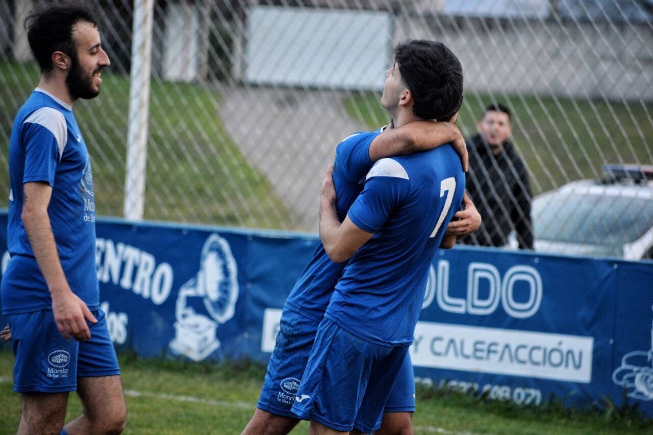 Jugadores del Cacabelense celebrando un gol en el partido