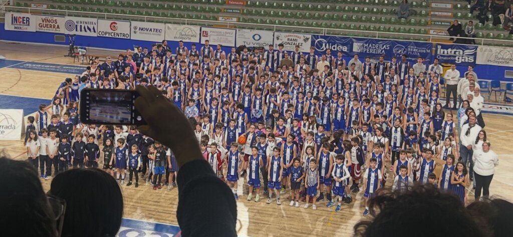 Celebración del Clínica Ponferrada SDP tras vencer al Córdoba CB en baloncesto