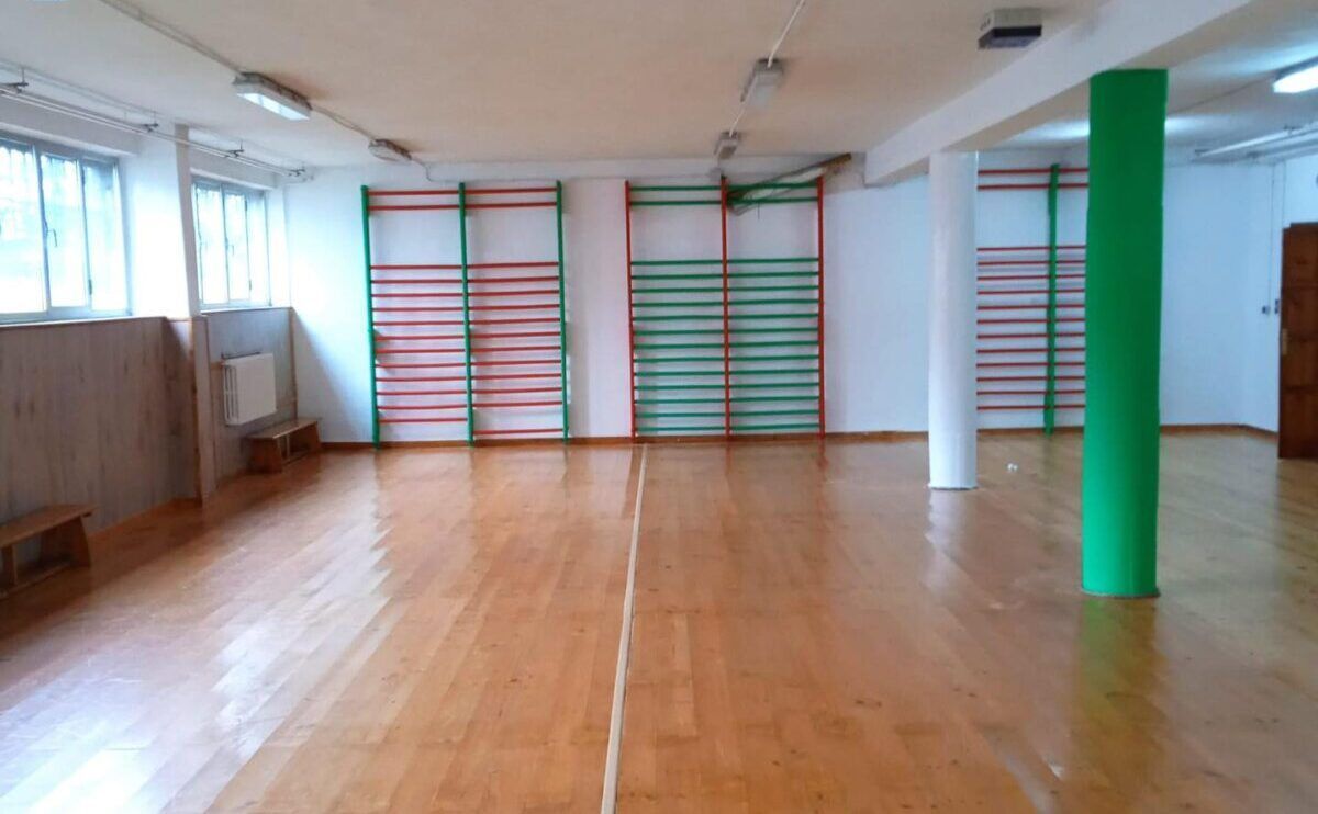 Interior del Colegio San Miguel con mejoras y arreglos recientes