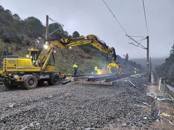 Trabajadores realizando reparaciones en la línea ferroviaria en Adamuz