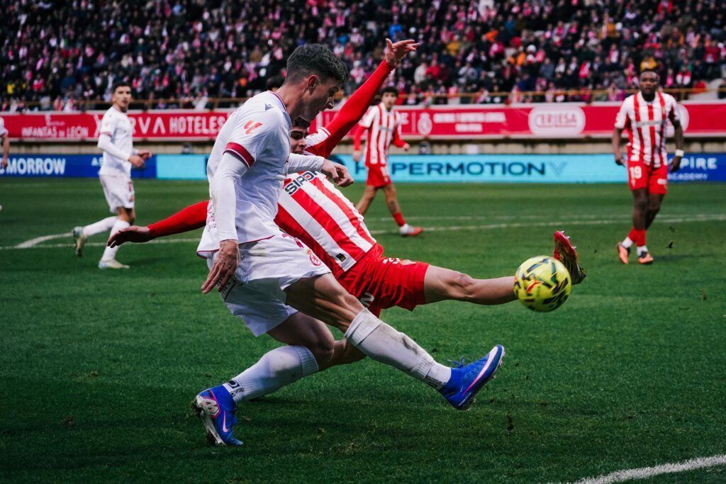 Jugadores de la Cultural y Deportiva Leonesa en un partido de fútbol